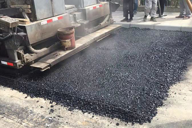 沥青铺路