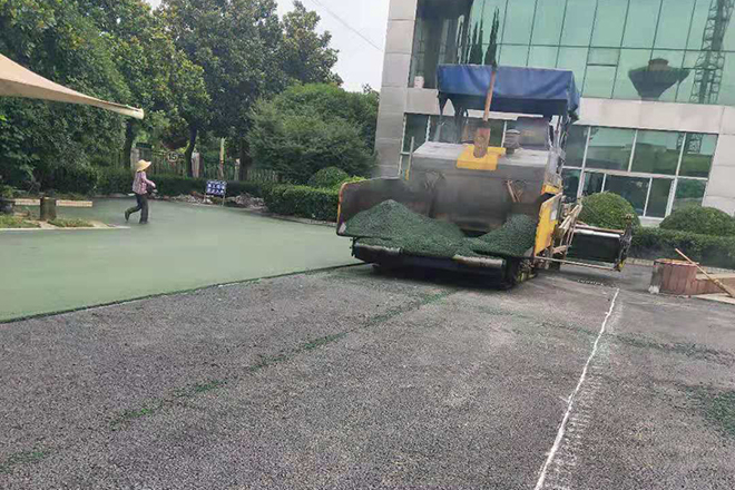 路面彩色沥青混合料铺设